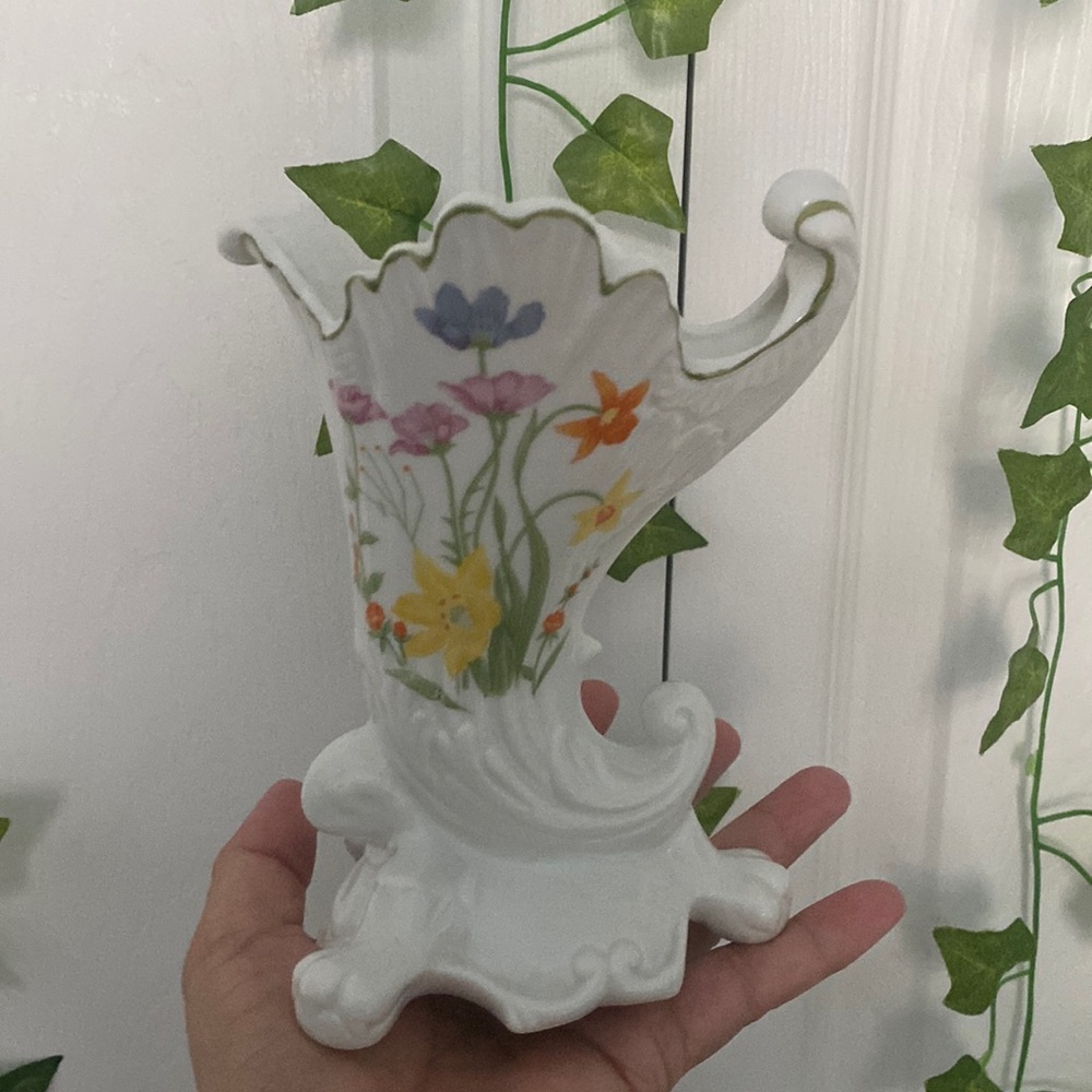 Vintage Day Lily Vase By Mann